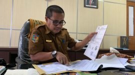 Pelaksan Tugas Kepala Dinas Perumahan, Kawasan Permukiman dan Pertanahan Kabupaten Mimika, Suharso, saat ditemui di ruang kerjanya, Selasa (19/3/2024). (Foto: Galeri Papua/Moh. Wahyu Welerubun)