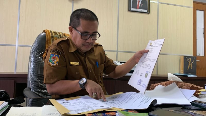 Pelaksan Tugas Kepala Dinas Perumahan, Kawasan Permukiman dan Pertanahan Kabupaten Mimika, Suharso, saat ditemui di ruang kerjanya, Selasa (19/3/2024). (Foto: Galeri Papua/Moh. Wahyu Welerubun)