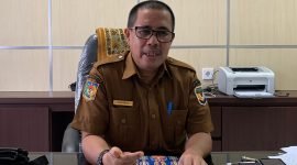 Pelaksana Tugas Kepala Dinas Perumahan, Kawasan Permukiman dan Pertanahan Kabupaten Mimika, Suharso, saat ditemui di ruang kerjanya, Selasa (19/3/2024). (Foto: Galeri Papua/Moh. Wahyu Welerubun)