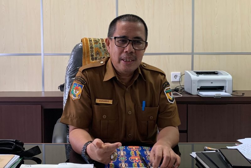 Pelaksana Tugas Kepala Dinas Perumahan, Kawasan Permukiman dan Pertanahan Kabupaten Mimika, Suharso, saat ditemui di ruang kerjanya, Selasa (19/3/2024). (Foto: Galeri Papua/Moh. Wahyu Welerubun)