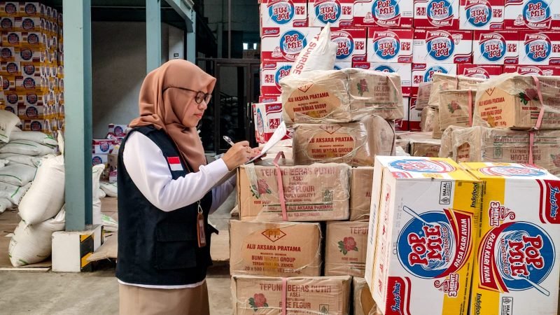 Loka POM Mimika melakukan intensifikasi pangan di salah satu gudang distributor di Jalan Yos Sudarso, Timika, Papua Tengah. (Foto: Galeri Papua/Endy Langobelen)