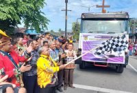 Bupati Mimika, Eltinus Omaleng, ketika melepas peserta Parade Paskah Oikumene yang diwarnai dengan pawai mobil mengelilingi Kota Timika.  (Foto: Istimewa)