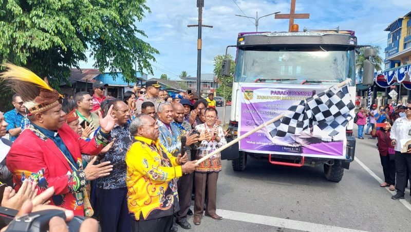Bupati Mimika, Eltinus Omaleng, ketika melepas peserta Parade Paskah Oikumene yang diwarnai dengan pawai mobil mengelilingi Kota Timika.  (Foto: Istimewa)