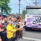 Bupati Mimika, Eltinus Omaleng, ketika melepas peserta Parade Paskah Oikumene yang diwarnai dengan pawai mobil mengelilingi Kota Timika.  (Foto: Istimewa)
