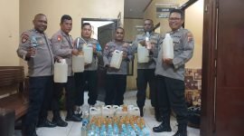 Ratusan liter minuman keras diamankan Kepolisian Sektor Pelabuhan Poumako, Mimika, Papua Tengah. (Foto: Istimewa)