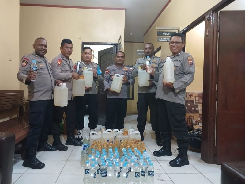 Ratusan liter minuman keras diamankan Kepolisian Sektor Pelabuhan Poumako, Mimika, Papua Tengah. (Foto: Istimewa)