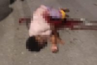 Korban saat tergeletak di jalan usai ditikam. (Foto: Istimewa/Tangkapan layar video amatir) 
