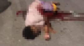 Korban saat tergeletak di jalan usai ditikam. (Foto: Istimewa/Tangkapan layar video amatir) 