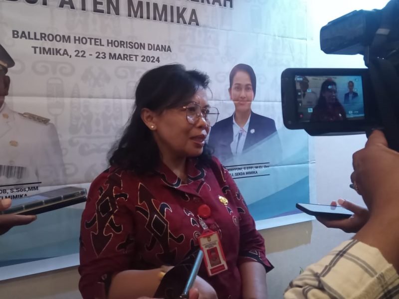 Kepala Bappeda Mimika, Yohana Paliling. (Foto: Galeri Papua/Jefri Manehat)