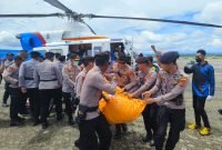 Proses evakuasi tiga jenazah korban penyerangan KKB dari Paniai ke Nabire. (Foto: Istimewa/Humas Polda Papua)