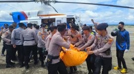 Proses evakuasi tiga jenazah korban penyerangan KKB dari Paniai ke Nabire. (Foto: Istimewa/Humas Polda Papua) 