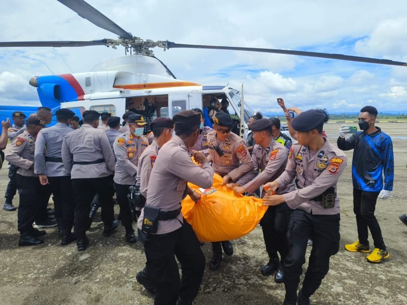 Proses evakuasi tiga jenazah korban penyerangan KKB dari Paniai ke Nabire. (Foto: Istimewa/Humas Polda Papua) 