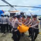 Proses evakuasi tiga jenazah korban penyerangan KKB dari Paniai ke Nabire. (Foto: Istimewa/Humas Polda Papua) 