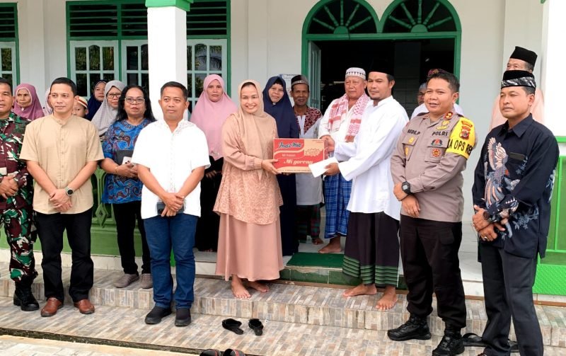 Pj Sekda Mimika, Ida Wahyuni, menyerahkan bantuan sembako secara simbolis kepada pengurus DKM Masjid At-Taubah, Sabtu (23/3/2024). (Foto: Galeri Papua/Moh. Wahyu Welerubun)