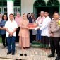 Pj Sekda Mimika, Ida Wahyuni, menyerahkan bantuan sembako secara simbolis kepada pengurus DKM Masjid At-Taubah, Sabtu (23/3/2024). (Foto: Galeri Papua/Moh. Wahyu Welerubun)