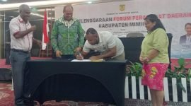 Penandatanganan berita acara perwakilan distrik dan OPD di lingkungan Pemkab Mimika yang disaksikan Asisten Bidang Pemerintahan dan Kesejahteraan Rakyat dan Kepala Bappeda Mimika. (Foto: Galeri Papua/Jefri Manehat)