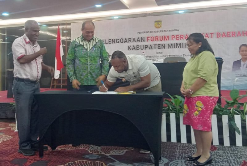 Penandatanganan berita acara perwakilan distrik dan OPD di lingkungan Pemkab Mimika yang disaksikan Asisten Bidang Pemerintahan dan Kesejahteraan Rakyat dan Kepala Bappeda Mimika. (Foto: Galeri Papua/Jefri Manehat)