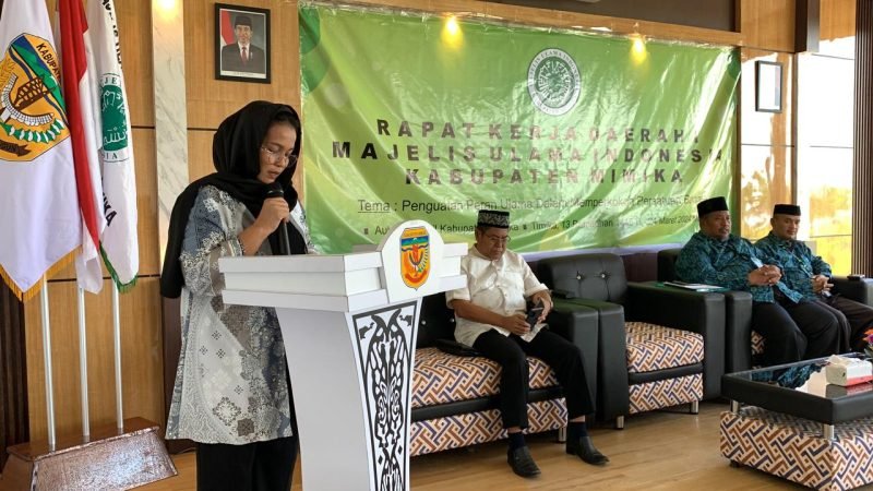 Pj Sekda Mimika, Ida Wahyuni saat membawakan sambutan pada pembukaan Rakerda I MUI Kabupaten Mimika di Aula Kantor Dinas Kependudukan dan Pencatatan Sipil Kabupaten Mimika Lantai 3, Minggu (24/3/2024), (Foto: Galeri Papua/Moh. Wahyu Welerubun)