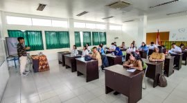 Tutor Matematika, Lutfi Arifin, memberikan pelatihan persiapan lomba potensi sains bagi sejumlah guru SD di salah satu ruangan Sekolah Asrama Taruna Papua (SATP), Timika, Papua Tengah, Senin (25/3/2024). (Foto: Galeri Papua/Endy Langobelen)