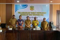 Foto bersama Komisioner Pokja Pengawasan Bidang Pengisian Jabatan Pimpinan Tinggi Wilayah II, Agustinus Fatem, didampingi Kadis Koperasi dan UKM Kabupaten Mimika, Ida Wahyuni, beserta sejumlah pejabat di lingkup Pemerintah Kabupaten Mimika. (Foto: Galeri Papua/Moh. Wahyu Welerubun)