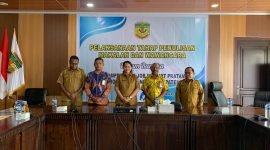 Foto bersama Komisioner Pokja Pengawasan Bidang Pengisian Jabatan Pimpinan Tinggi Wilayah II, Agustinus Fatem, didampingi Kadis Koperasi dan UKM Kabupaten Mimika, Ida Wahyuni, beserta sejumlah pejabat di lingkup Pemerintah Kabupaten Mimika. (Foto: Galeri Papua/Moh. Wahyu Welerubun)