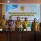 Foto bersama Komisioner Pokja Pengawasan Bidang Pengisian Jabatan Pimpinan Tinggi Wilayah II, Agustinus Fatem, didampingi Kadis Koperasi dan UKM Kabupaten Mimika, Ida Wahyuni, beserta sejumlah pejabat di lingkup Pemerintah Kabupaten Mimika. (Foto: Galeri Papua/Moh. Wahyu Welerubun)