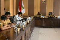 Rapat TPID Mimika yang dipimpin Pj Sekda Mimika, Ida Wahyuni, di ruang rapat Kantor Pusat Pemerintahan Kabupaten Mimika, Senin (25/3/2024), (Foto: Galeri Papua/Moh. Wahyu Welerubun