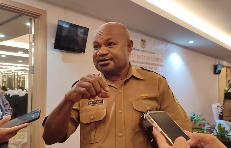 Kepala Dinas Perpustakaan dan Arsip Daerah Kabupaten Mimika, Dantje Nere. (Foto: Galeri Papua/Endy Langobelen)