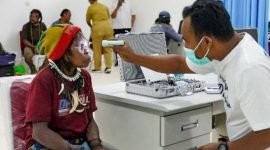 Bekerja sama dengan PERDAMI Wilayah Papua, PTFI dan Media Group melalui PT Pangan Sari Utama melakukan pemeriksaan katarak kepada masyarakat di Kampung Waa Banti yang berada di sekitar area operasi PTFI. (Foto: Istimewa/Corporate Communication PTFI)