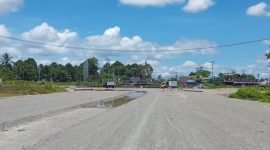 Tampak jalan tembusan Bandara Mozes Kilangin ke Bundaran Petrosea Timika. (Foto: Galeri Papua/Jefri Manehat)