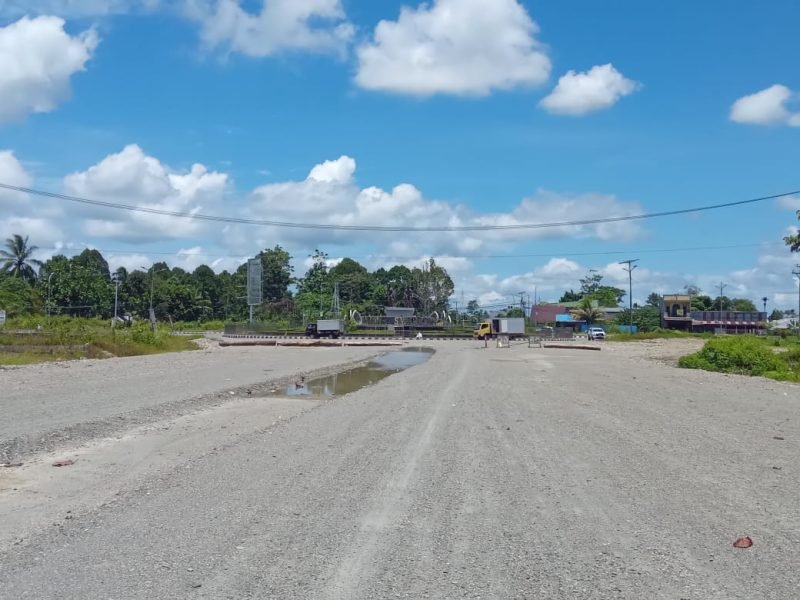 Tampak jalan tembusan Bandara Mozes Kilangin ke Bundaran Petrosea Timika. (Foto: Galeri Papua/Jefri Manehat)