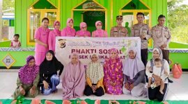 Foto bersama dalam kegiatan bakti sosial di Masjid Al Anwar. (Foto: Istimewa/Humas Polsek Mimika Barat)