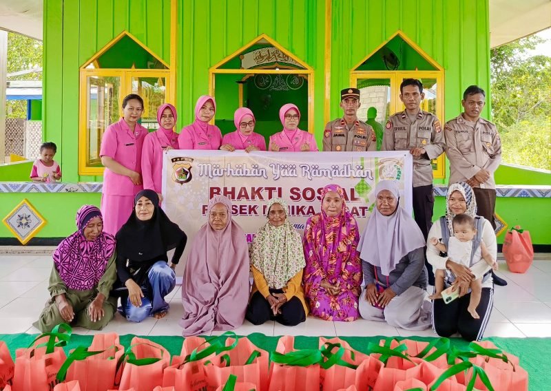 Foto bersama dalam kegiatan bakti sosial di Masjid Al Anwar. (Foto: Istimewa/Humas Polsek Mimika Barat)
