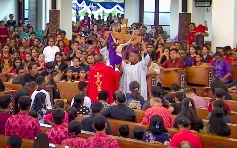 Perayaan misa Jumat Agung di Gereja Katedral Tiga Raja, Timika, Papua Tengah, Jumat (29/3/2024). (Foto: Istimewa)