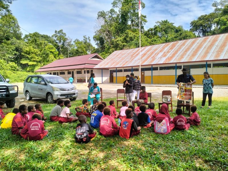 Promosi kesehatan pengenalan dan pencegahan penyakit TB oleh Tim CHD PTFI kepada siswa SD Ayuka dalam rangka momentum Hari TB Sedunia, Kamis (21/03/2024). (Foto: Istimewa/Corporate Communication PTFI) 