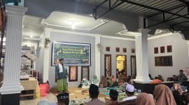 Ketua MUI Kabupaten Mimika, Ustad Muhammad Amin, membawakan tausyiahnya dalam acara buka bersama KKSBT Bersatu Kabupaten Mimika. (Foto: Istimewa). 