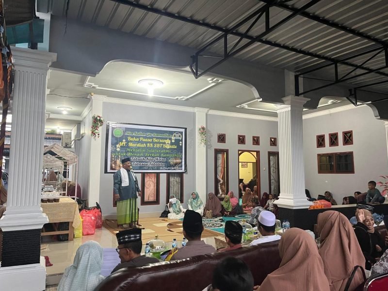 Ketua MUI Kabupaten Mimika, Ustad Muhammad Amin, membawakan tausyiahnya dalam acara buka bersama KKSBT Bersatu Kabupaten Mimika. (Foto: Istimewa). 