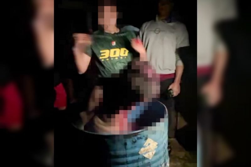 Aparat melakukan penyiksaan terhadap seorang warga Papua. (Foto: Istimewa/Tangkapan layar video amatir)