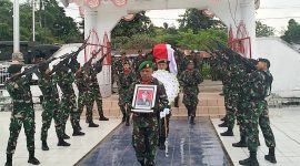 Prosesi pemakaman Danramil 1703-04/Aradide, Lettu Inf (Anumerta) Oktovianus Sogalrey di Nabire, Papua Tengah. (Foto: Istimewa/Pendam XVII/Cenderawasih)