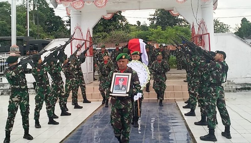 Prosesi pemakaman Danramil 1703-04/Aradide, Lettu Inf (Anumerta) Oktovianus Sogalrey di Nabire, Papua Tengah. (Foto: Istimewa/Pendam XVII/Cenderawasih)