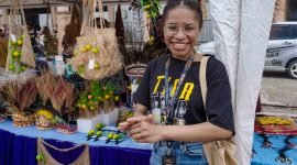 Ketua Umum Timika Inside Festival of Art (TIFA), Dina Merani. (Foto: Galeri Papua/Endy Langobelen) 