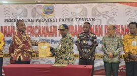 Kepala Bapperida Papua Tengah, Jull Eddy Way, S.Sos menyerahkan dokumen hasil Musrembang kepada Asisten 1 Bidang Pemerintahan dan Kesra Provinsi Papua Tengah, Drs Ausilius You, S.Pd, MM. (Foto: Galeri Papua/Moh. Wahyu Welerubun)