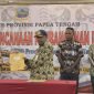 Kepala Bapperida Papua Tengah, Jull Eddy Way, S.Sos menyerahkan dokumen hasil Musrembang kepada Asisten 1 Bidang Pemerintahan dan Kesra Provinsi Papua Tengah, Drs Ausilius You, S.Pd, MM. (Foto: Galeri Papua/Moh. Wahyu Welerubun)