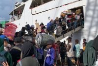 Suasana Pelabuhan Poumako saat kedatangan KM Tatamailau. (Foto: Galeri Papua/Moh. Wahyu Welerubun)