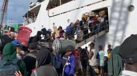 Suasana Pelabuhan Poumako saat kedatangan KM Tatamailau. (Foto: Galeri Papua/Moh. Wahyu Welerubun)