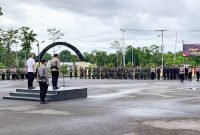Kapolres Mimika, AKBP I Gede Putra, didampingi Kepala Dinas PUPR Kabupaten Mimika, Dominggus Robert Mayaut, saat memimpin Apel Gelar Pasukan. (Foto: Galeri Papua/Moh. Wahyu Welerubun)