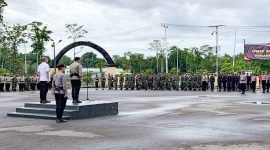 Kapolres Mimika, AKBP I Gede Putra, didampingi Kepala Dinas PUPR Kabupaten Mimika, Dominggus Robert Mayaut, saat memimpin Apel Gelar Pasukan. (Foto: Galeri Papua/Moh. Wahyu Welerubun)