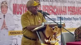 Asisten I Bidang Pemerintahan dan Kesejahteraan Rakyat Setda Provinsi Papua Tengah, Ausilius You, memberikan sambutan pada Musrenbang RKPD tingkat Provinsi Papua Tengah di Timika. (Foto: Galeri Papua/Jefri Manehat)