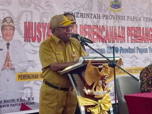Asisten I Bidang Pemerintahan dan Kesejahteraan Rakyat Setda Provinsi Papua Tengah, Ausilius You, memberikan sambutan pada Musrenbang RKPD tingkat Provinsi Papua Tengah di Timika. (Foto: Galeri Papua/Jefri Manehat)