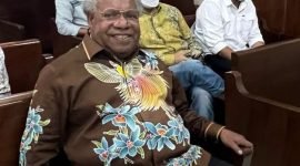 Bupati Mimika, Eltinus Omaleng, hadir di PN Jakarta Pusat sebagai saksi dalam sidang kasus korupsi Gereja KINGMI Mile 32, Kamis (4/4/2024). (Foto: Istimewa) 